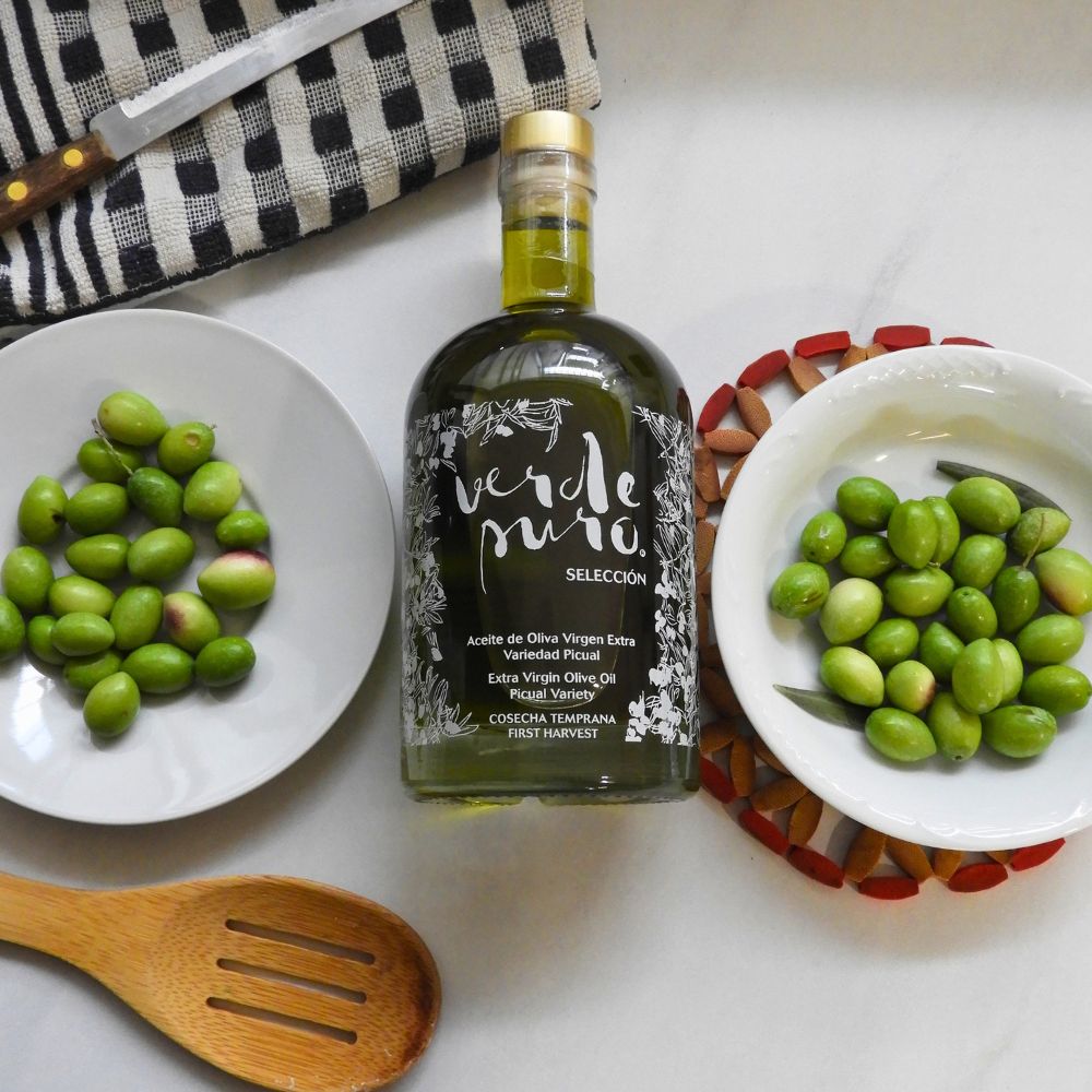 Botella de aceite virgen extra selección premium con aceitunas verdes en nuestra empresa